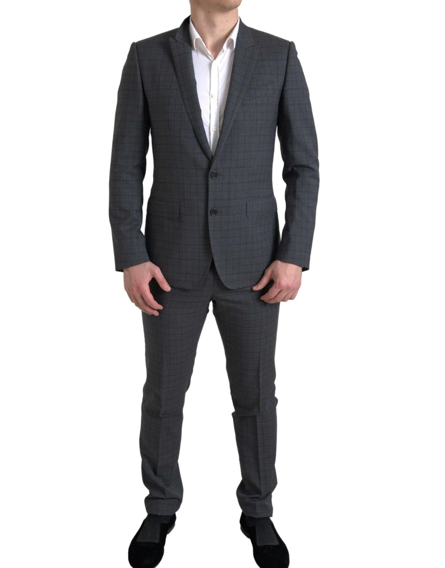 Elegante traje gris a cuadros de corte entallado