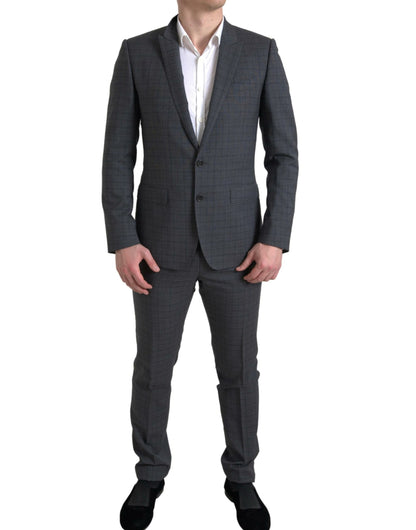 Elegante traje gris a cuadros de corte entallado