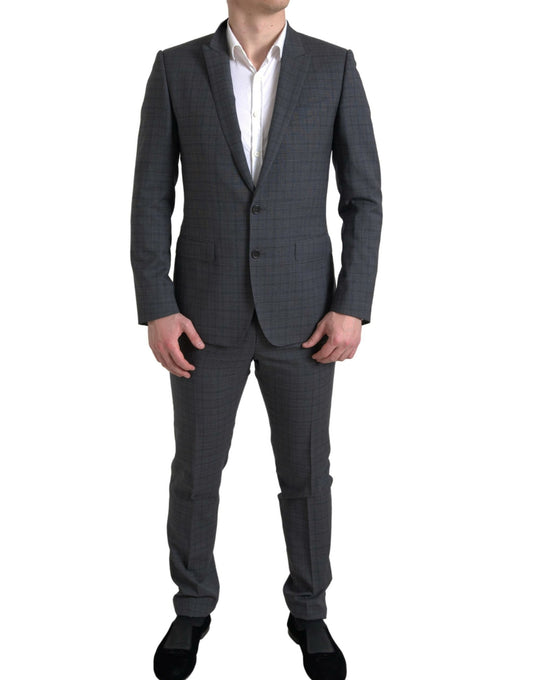 Elegante traje gris a cuadros de corte entallado