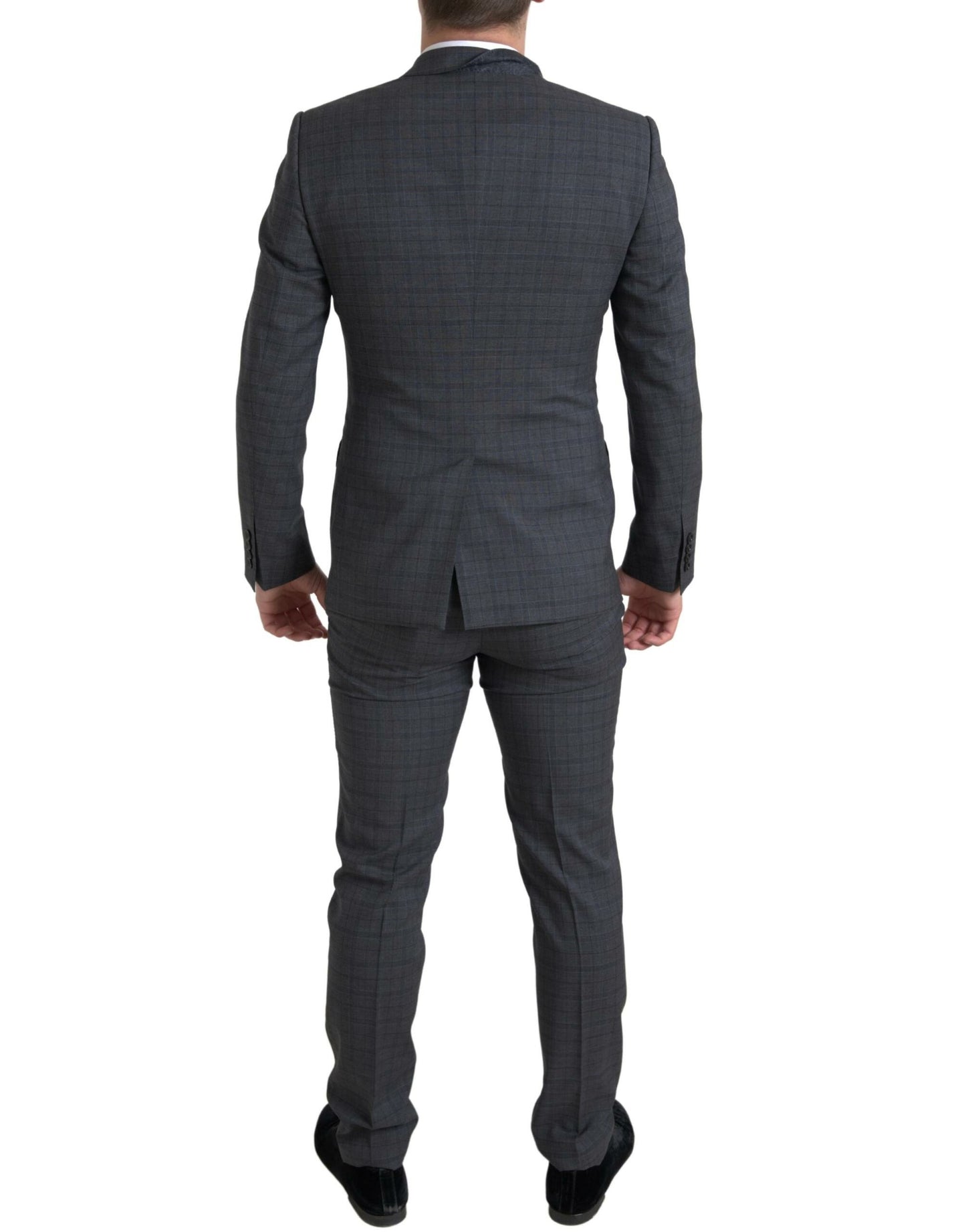 Elegante traje gris a cuadros de corte entallado