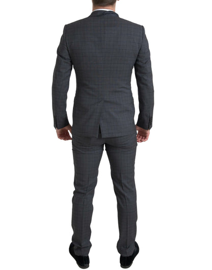 Elegante traje gris a cuadros de corte entallado