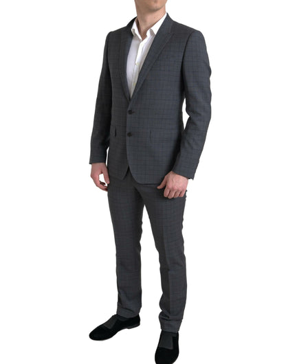 Elegante traje gris a cuadros de corte entallado