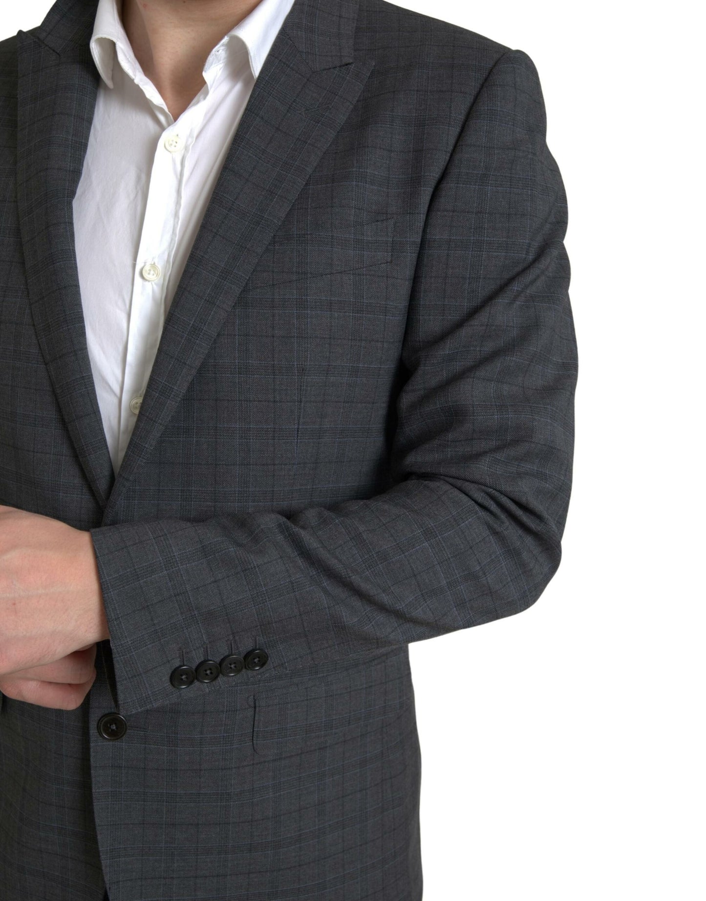 Elegante traje gris a cuadros de corte entallado