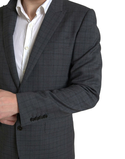 Elegante traje gris a cuadros de corte entallado