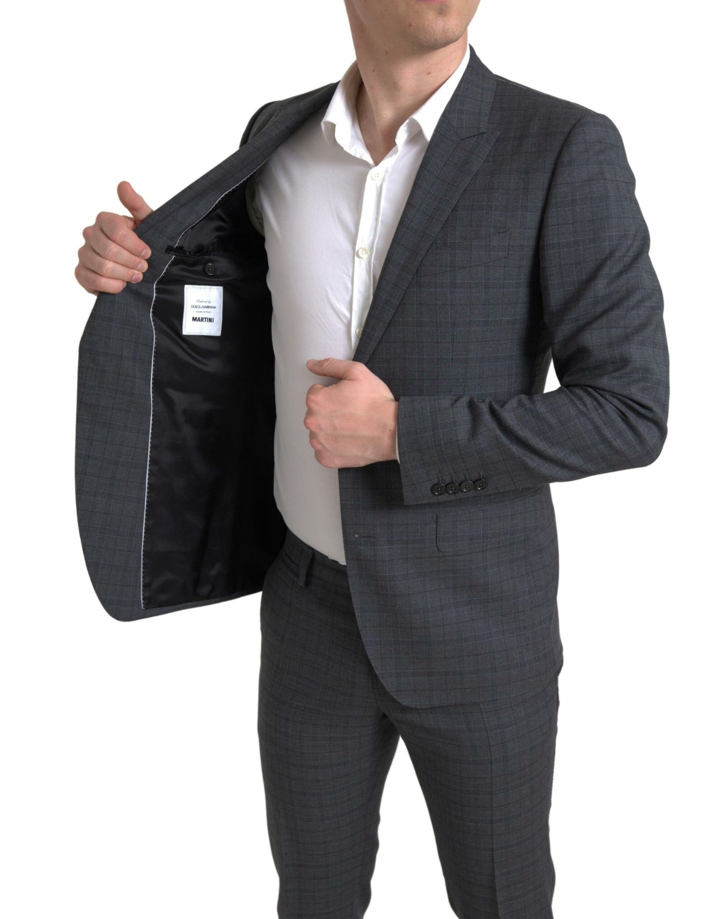 Elegante traje gris a cuadros de corte entallado