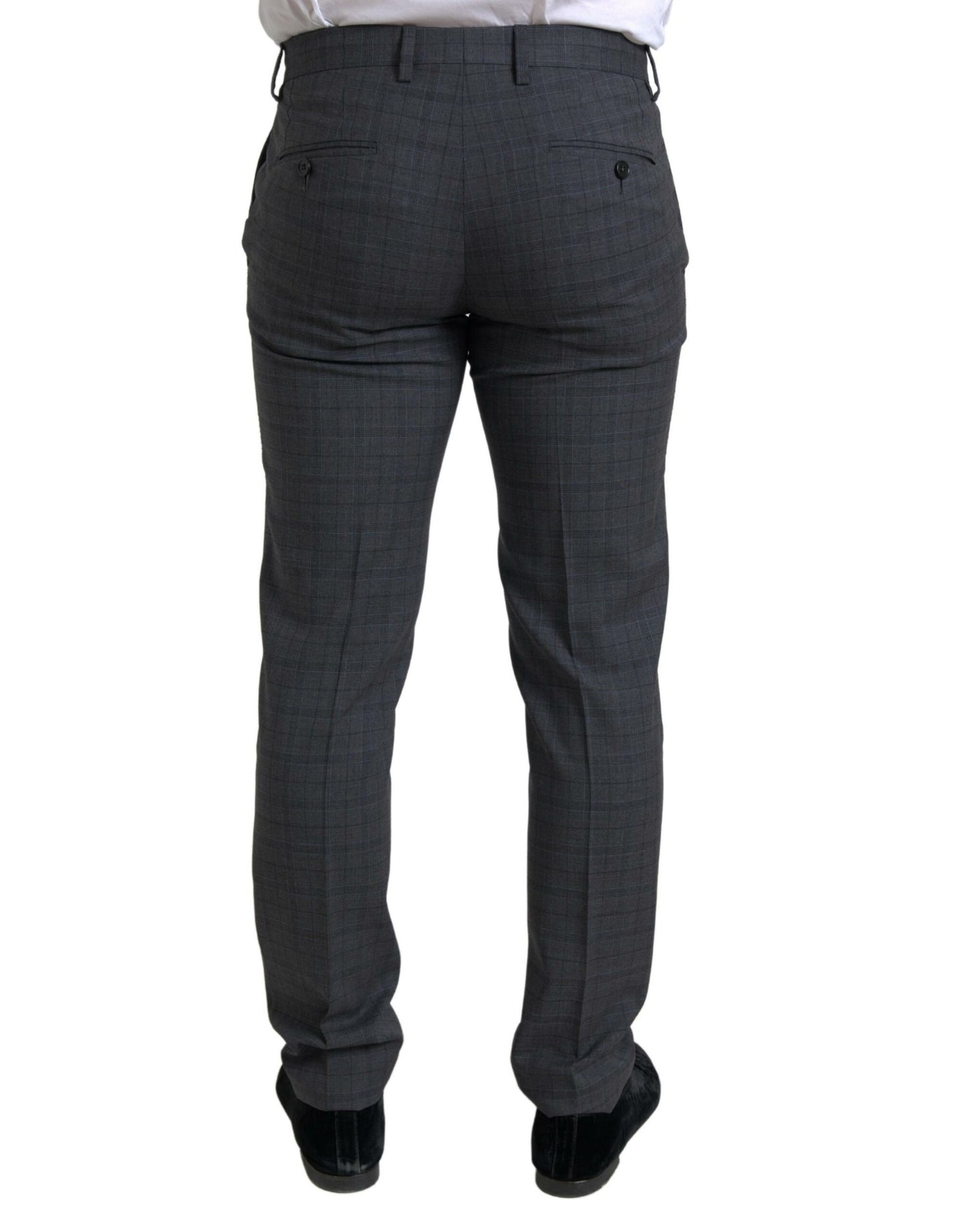 Elegante traje gris a cuadros de corte entallado