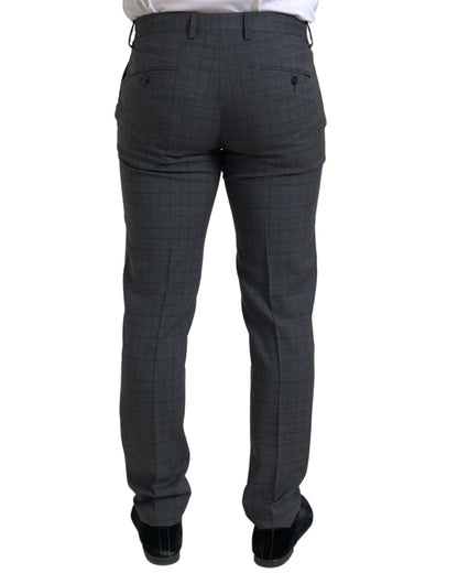 Elegante traje gris a cuadros de corte entallado
