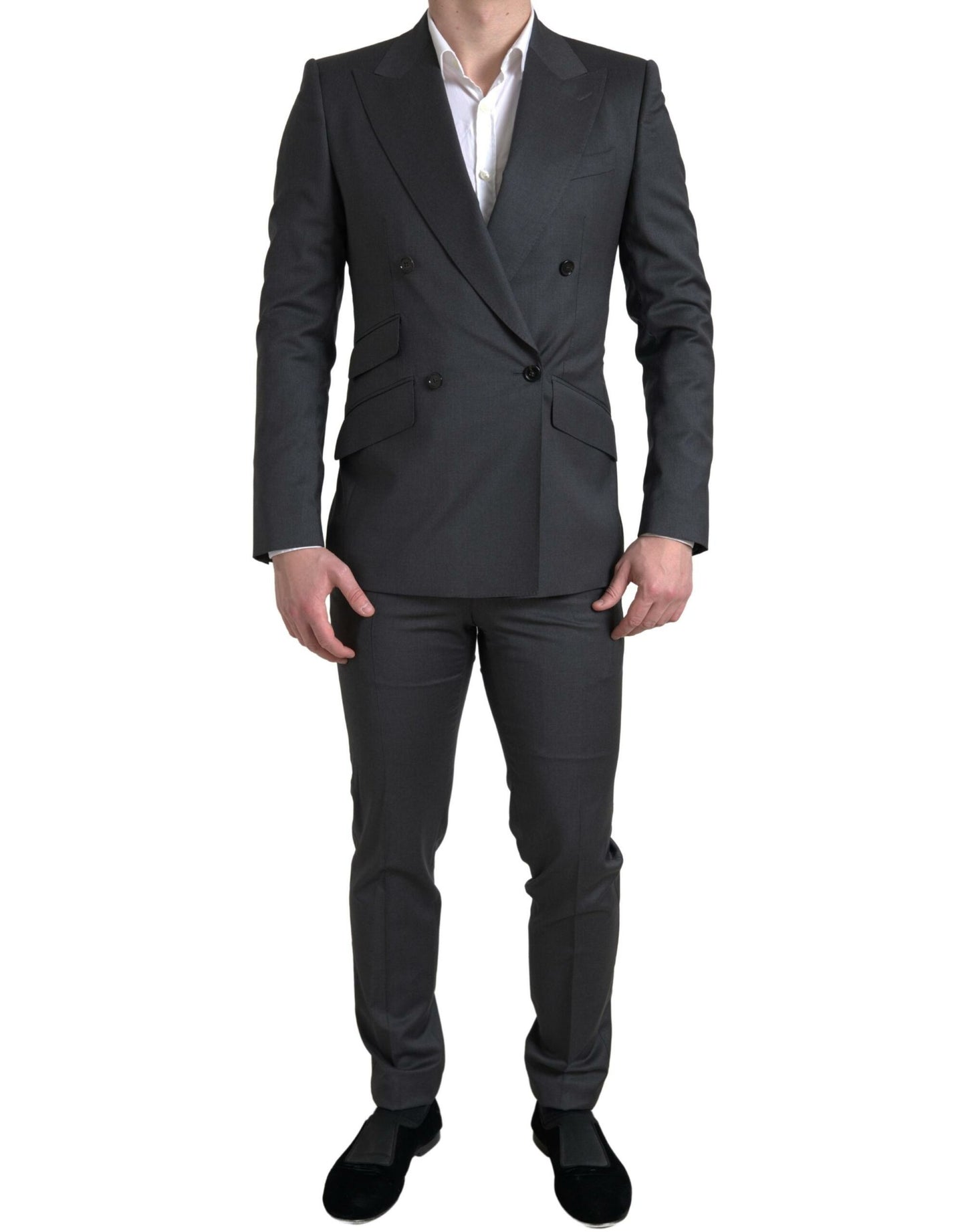Traje gris elegante de corte entallado y cruzado