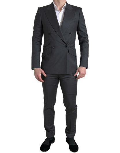 Traje gris elegante de corte entallado y cruzado