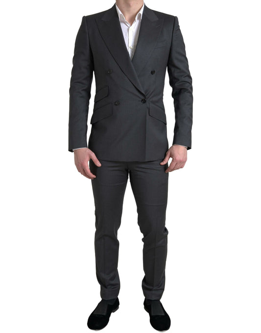 Traje gris elegante de corte entallado y cruzado