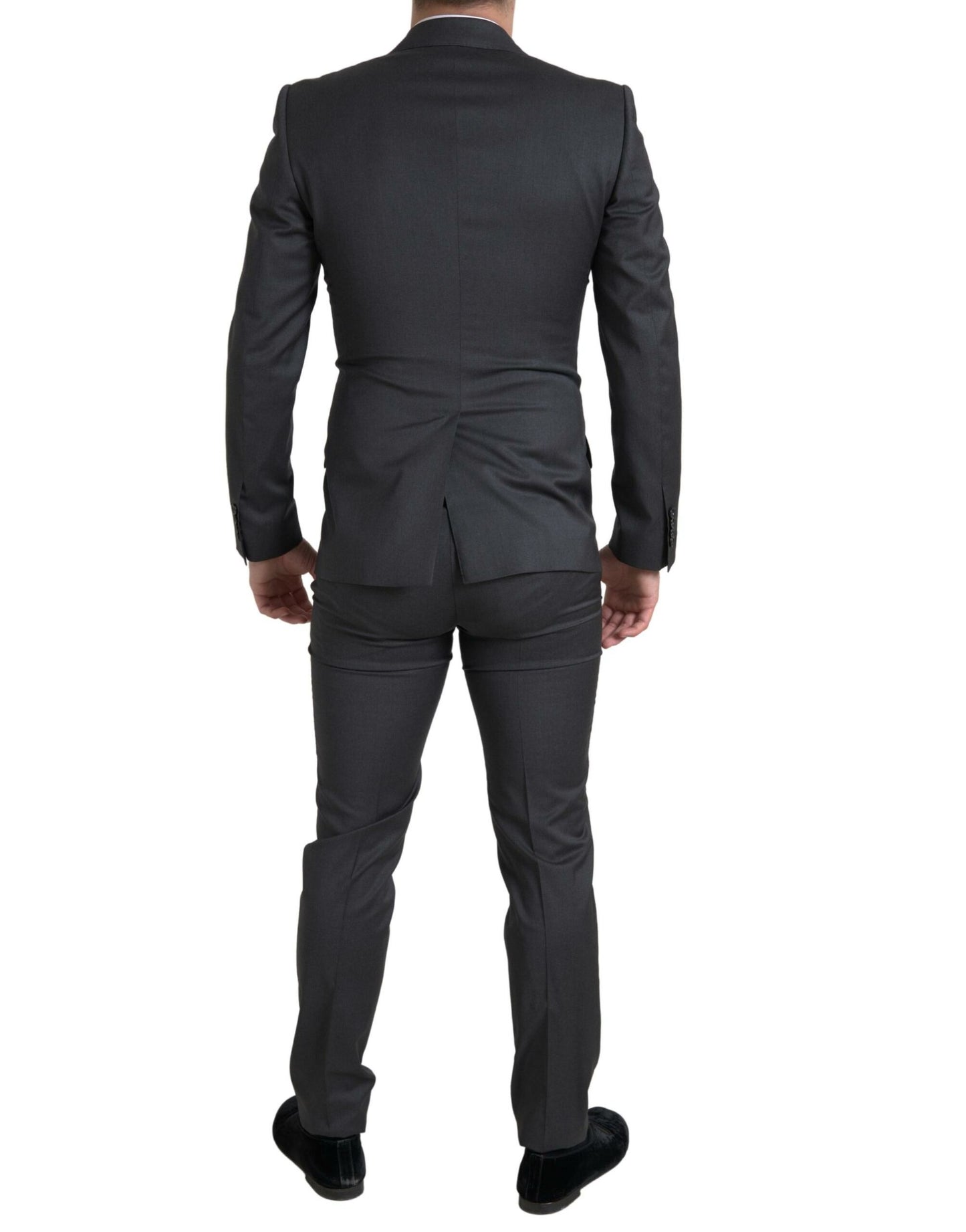 Traje gris elegante de corte entallado y cruzado