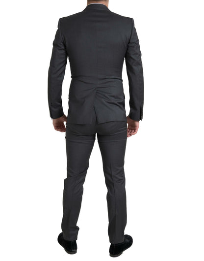 Traje gris elegante de corte entallado y cruzado