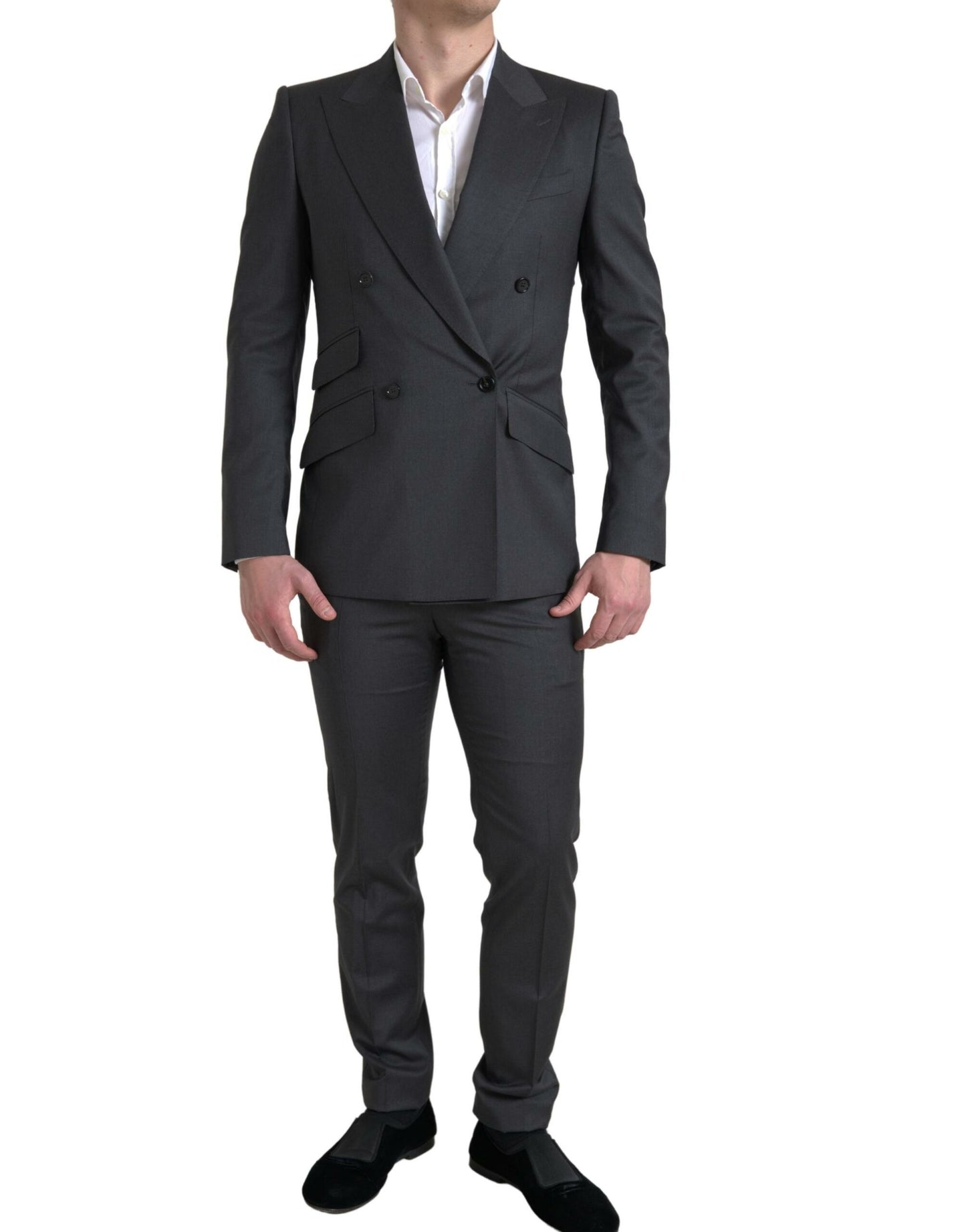 Traje gris elegante de corte entallado y cruzado