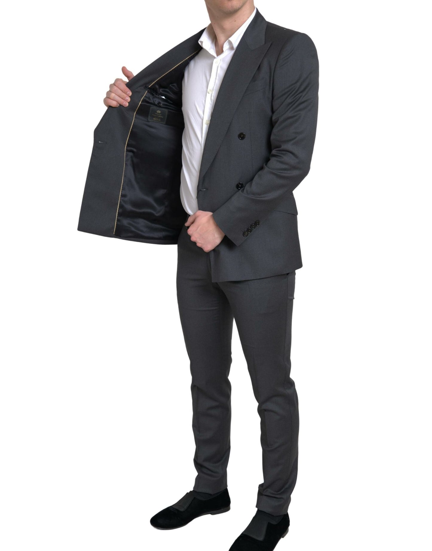 Traje gris elegante de corte entallado y cruzado