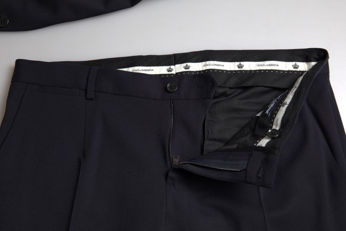 Elegante traje azul oscuro de corte entallado tipo martini