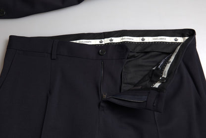 Elegante traje azul oscuro de corte entallado tipo martini
