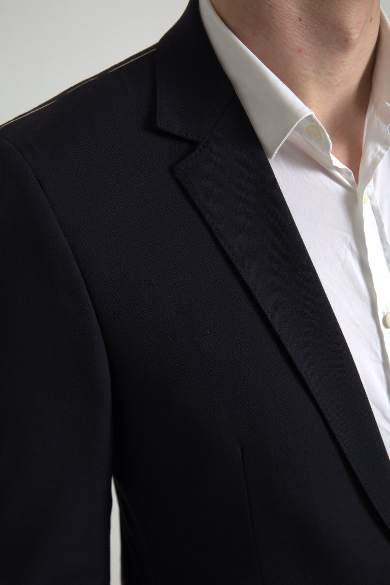 Elegante traje azul oscuro de corte entallado tipo martini