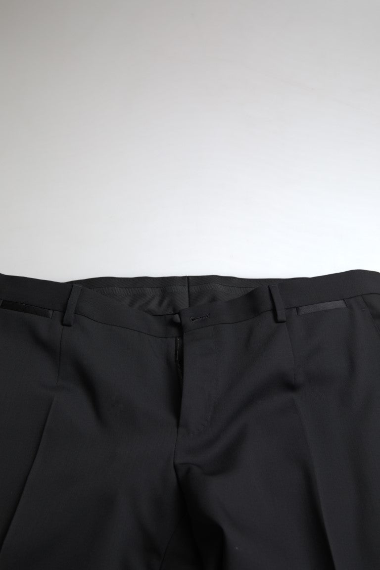 Elegante traje negro ajustado de dos piezas