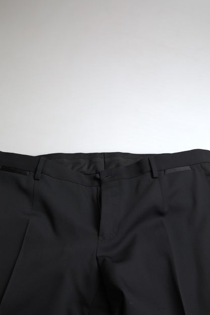 Elegante traje negro ajustado de dos piezas