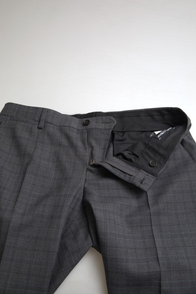 Elegante traje gris a cuadros de corte entallado