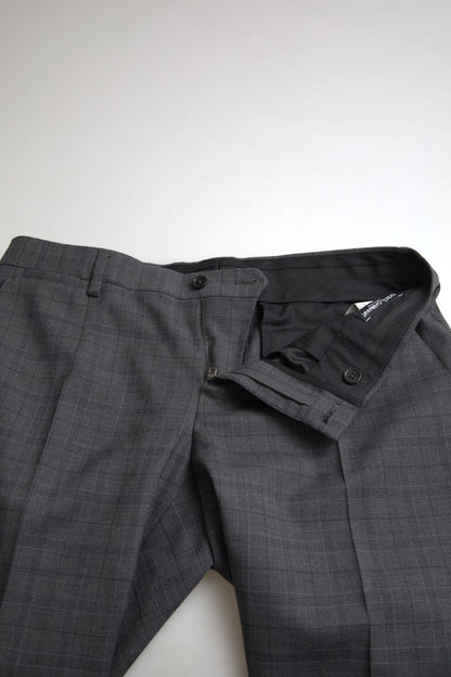Elegante traje gris a cuadros de corte entallado