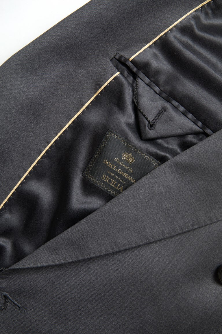 Traje gris elegante de corte entallado y cruzado