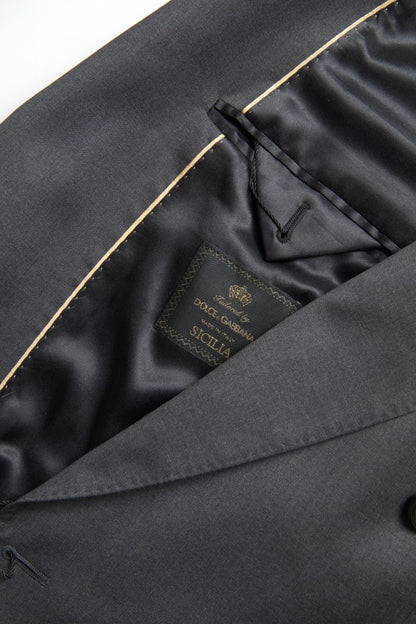 Traje gris elegante de corte entallado y cruzado