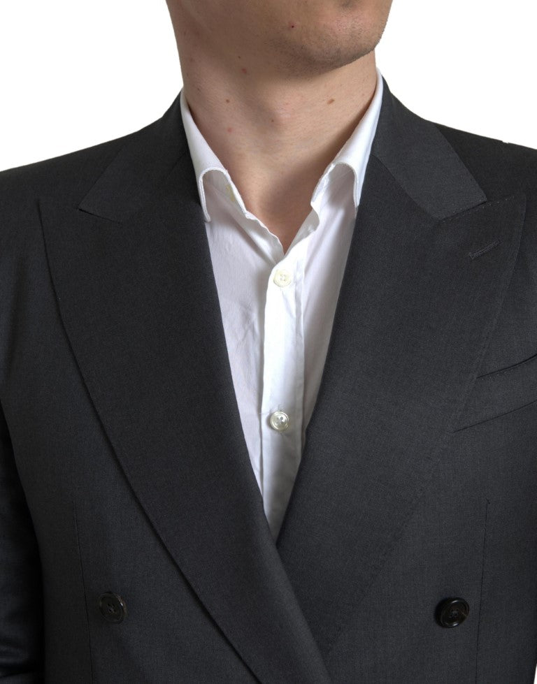 Traje gris elegante de corte entallado y cruzado