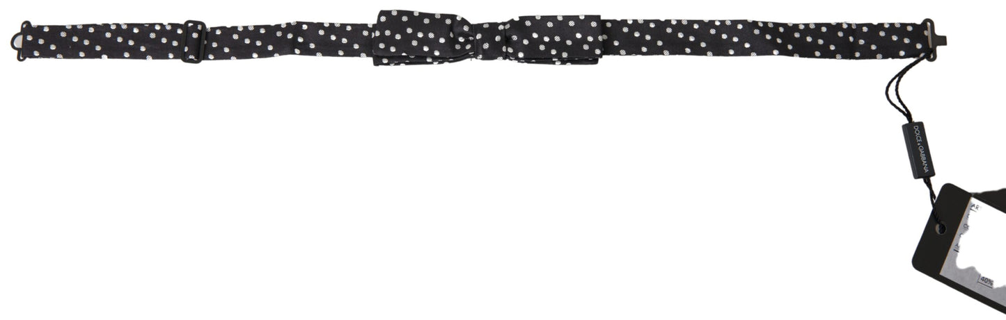 Elegante pajarita de seda negra con detalle de logotipo