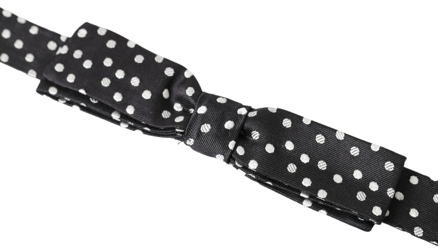 Elegante pajarita de seda negra con detalle de logotipo