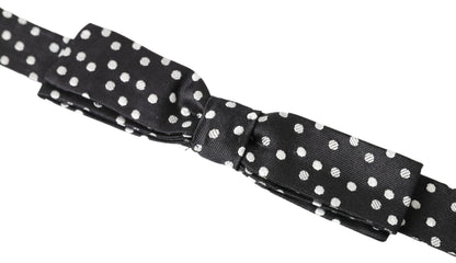 Elegante pajarita de seda negra con detalle de logotipo