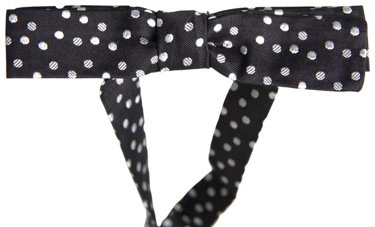 Elegante pajarita de seda negra con detalle de logotipo