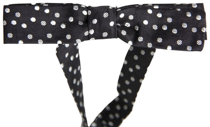 Elegante pajarita de seda negra con detalle de logotipo