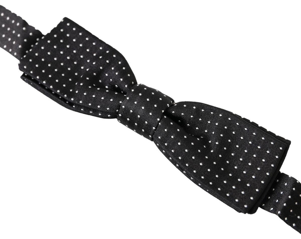 Elegante pajarita de seda negra
