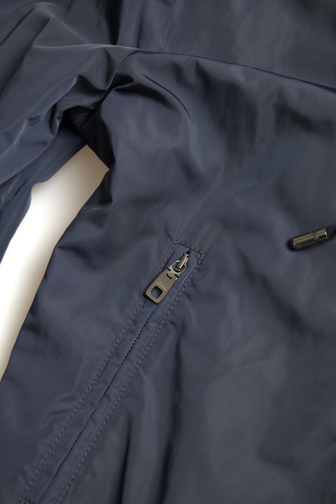 Elegante sudadera azul con capucha y cierre de cremallera