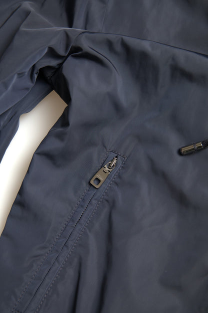 Elegante sudadera azul con capucha y cierre de cremallera