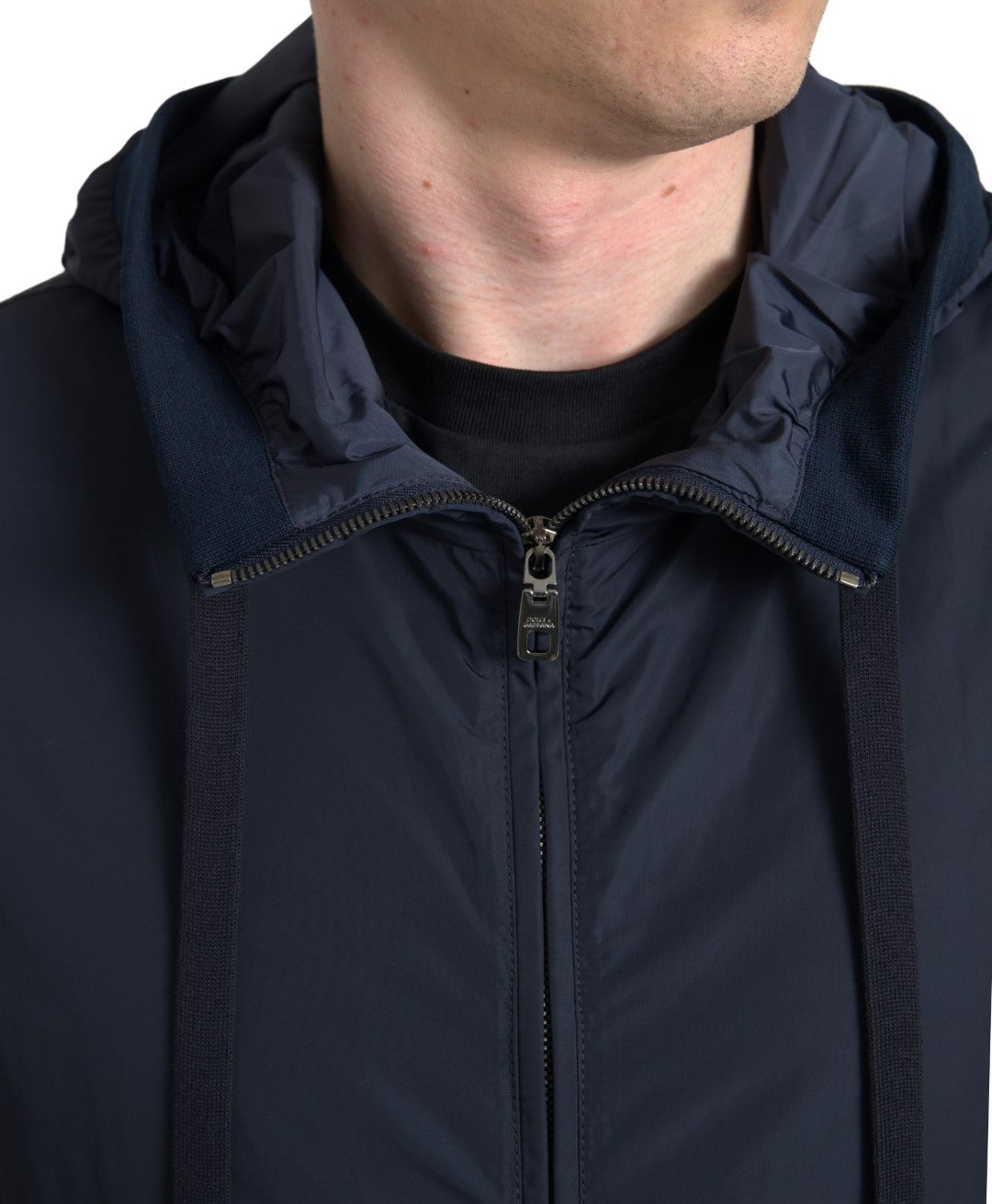 Elegante sudadera azul con capucha y cierre de cremallera