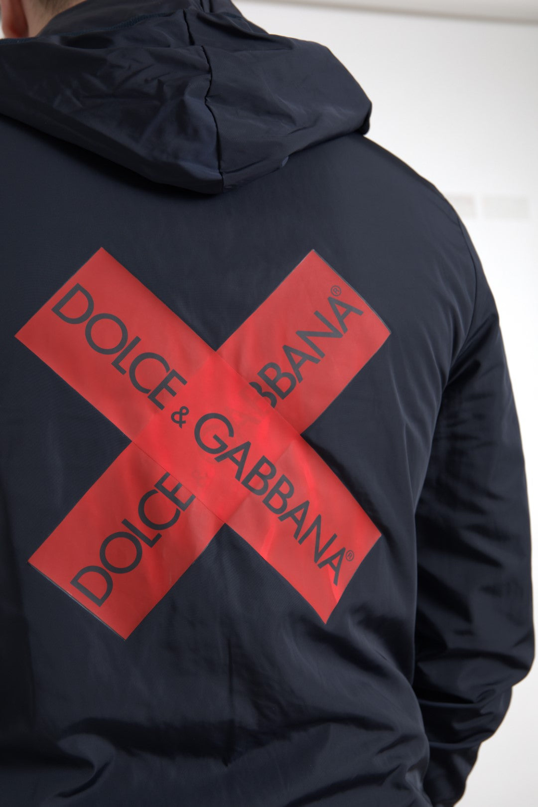 Elegante sudadera azul con capucha y cierre de cremallera
