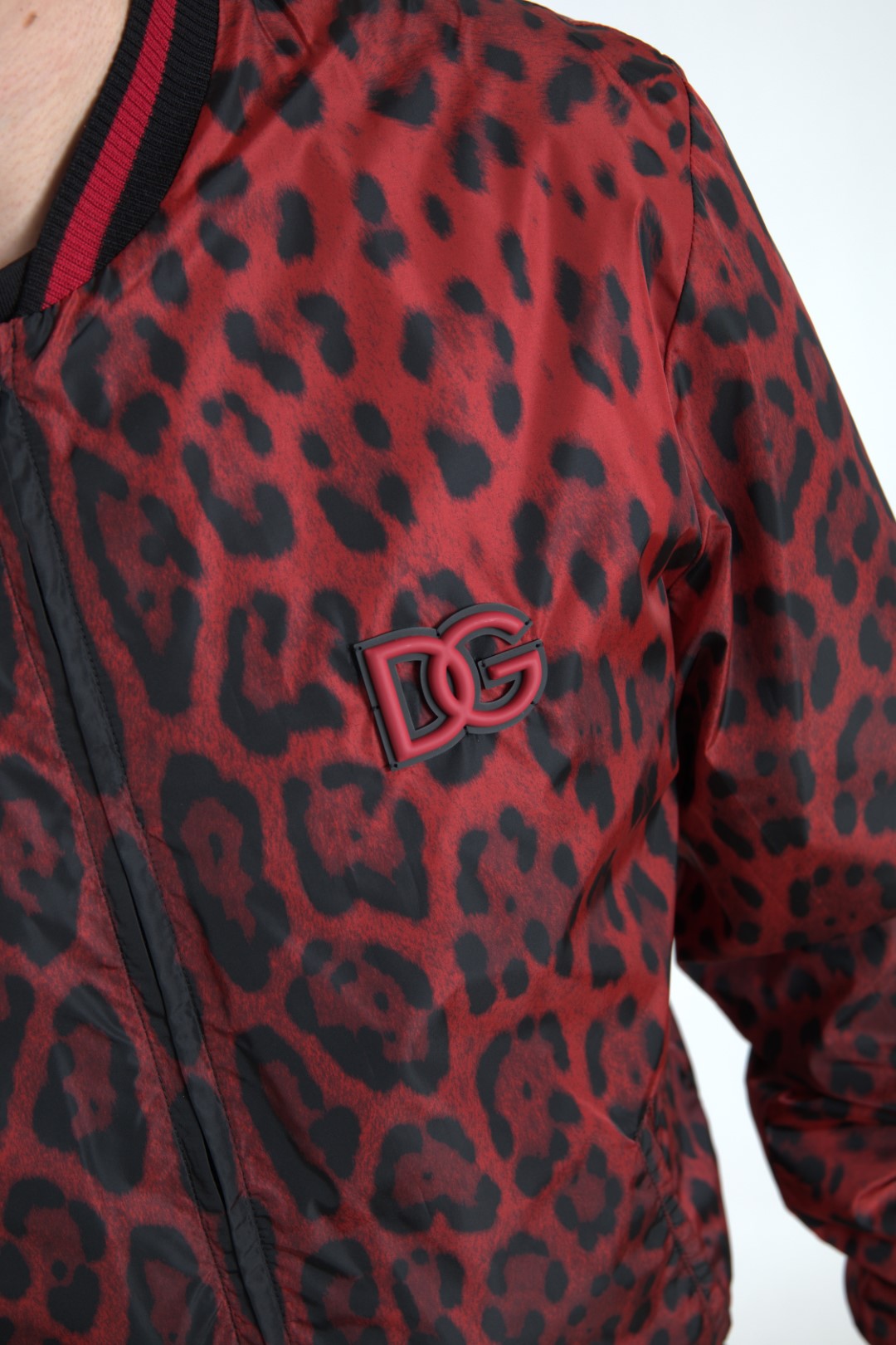 Chaqueta bomber con estampado de leopardo rojo