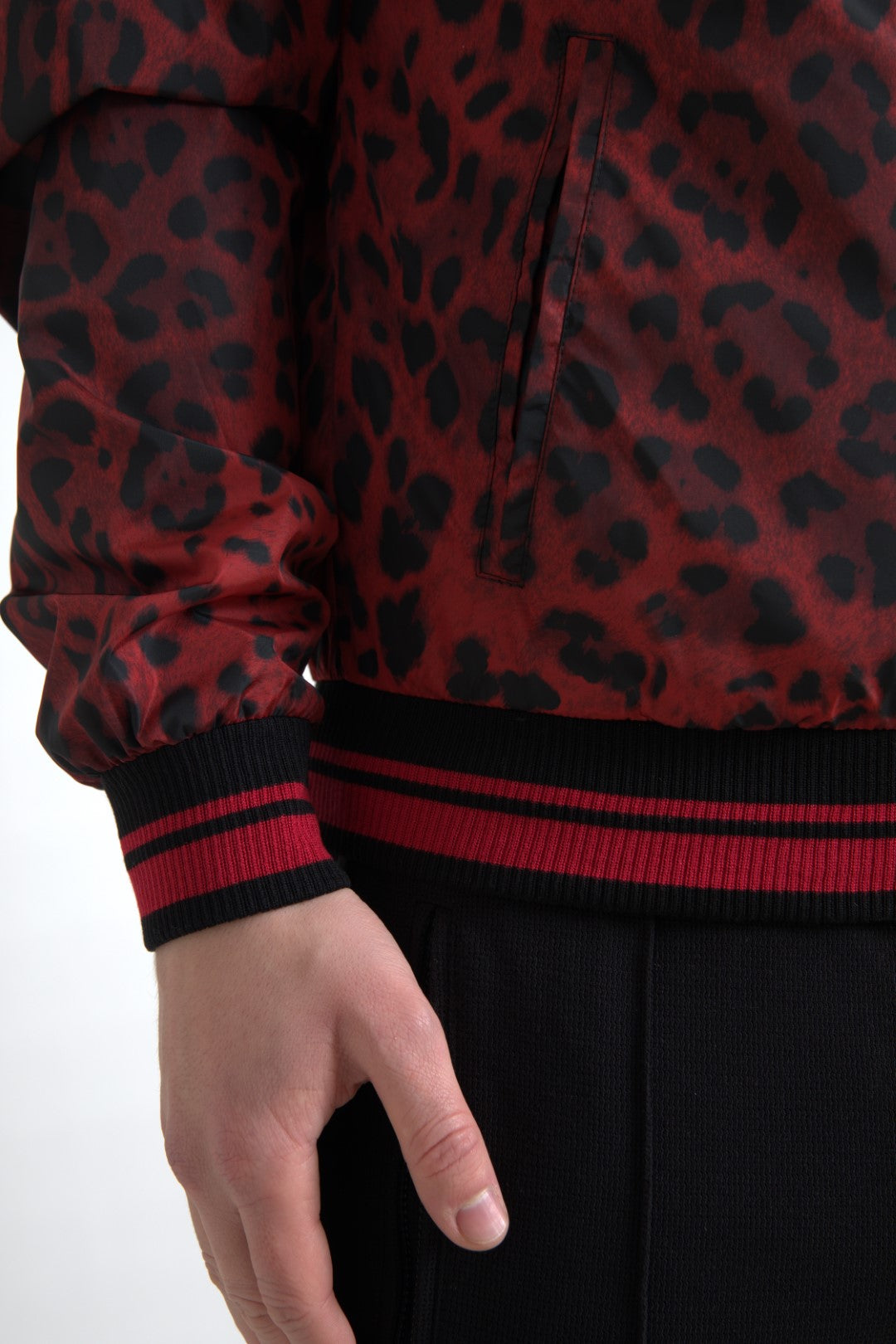 Chaqueta bomber con estampado de leopardo rojo