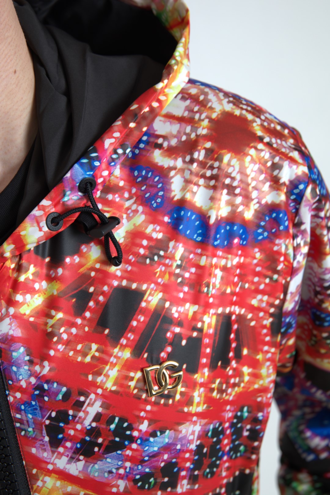 Suéter multicolor con capucha y cremallera completa