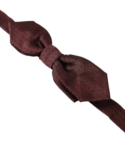 Elegante pajarita de seda burdeos