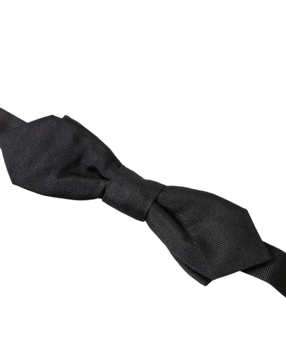 Elegante pajarita de seda negra
