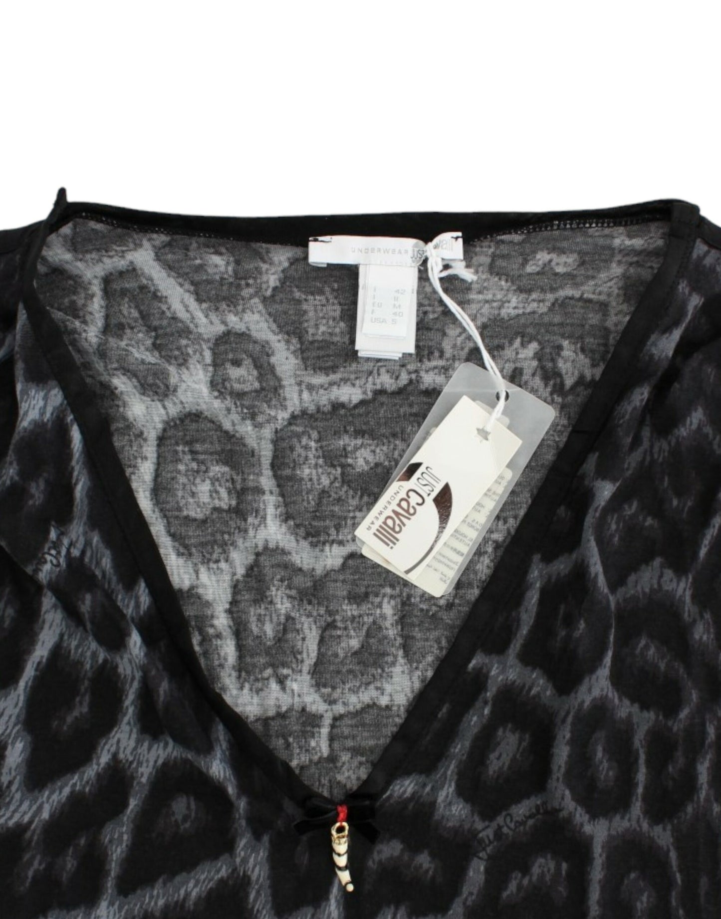 Top modal sensual con cuello en V y estampado de leopardo