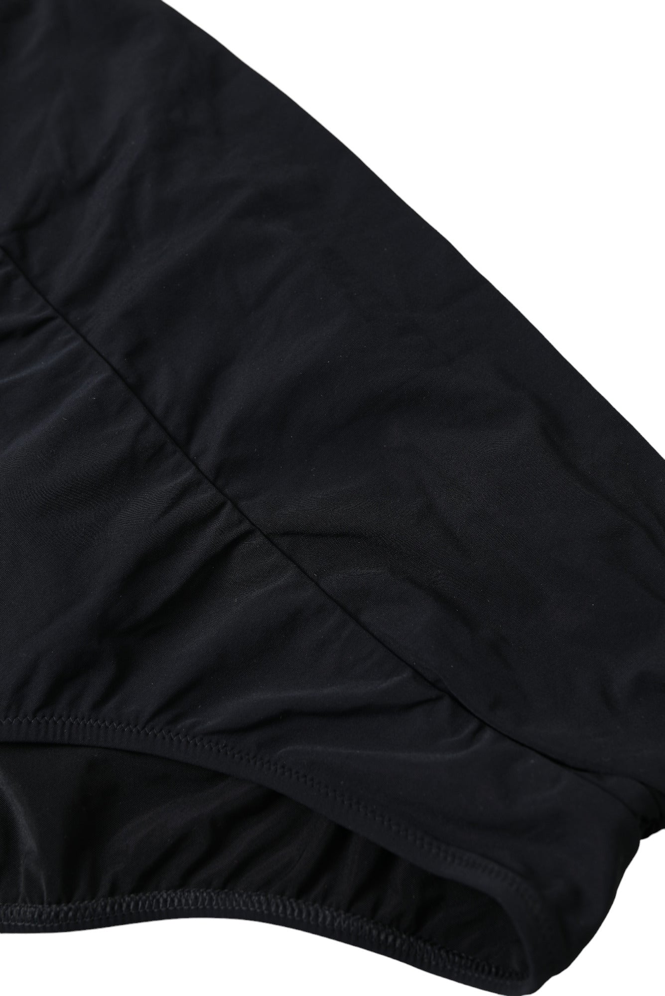 Elegante braguita de bikini negra: máxima elegancia playera