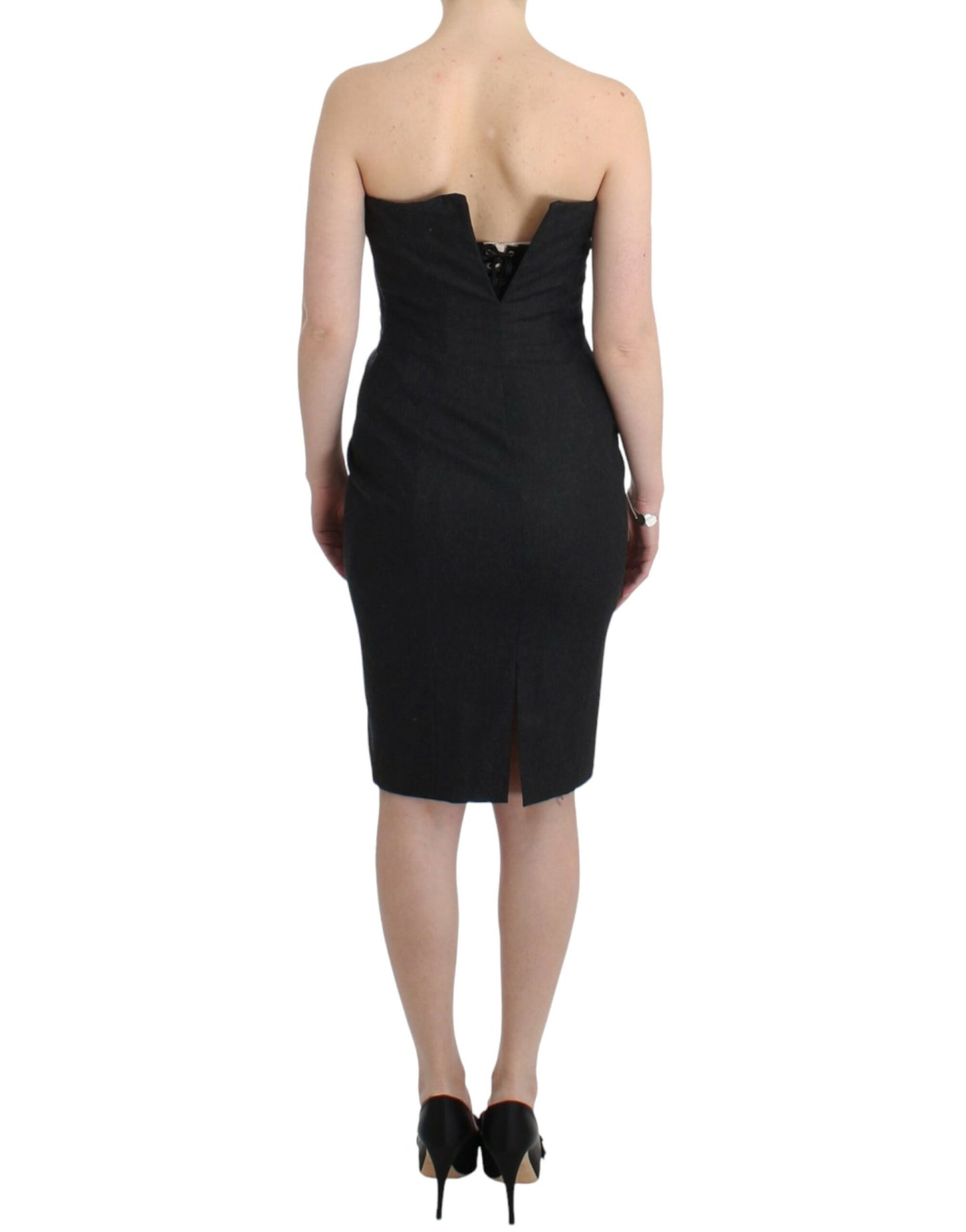Elegante vestido gris sin tirantes con detalles dorados