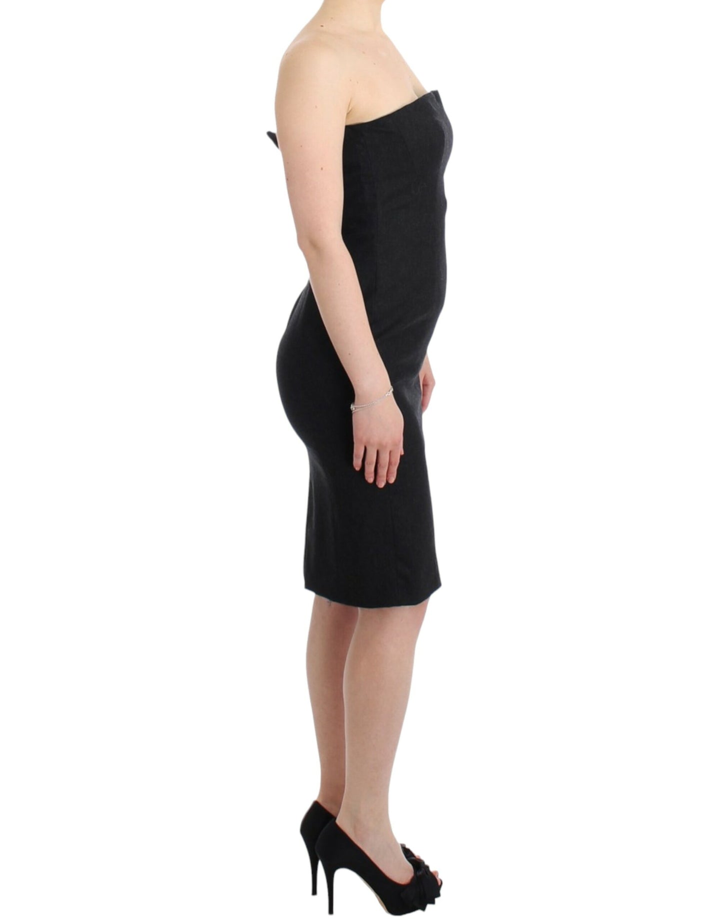 Elegante vestido gris sin tirantes con detalles dorados