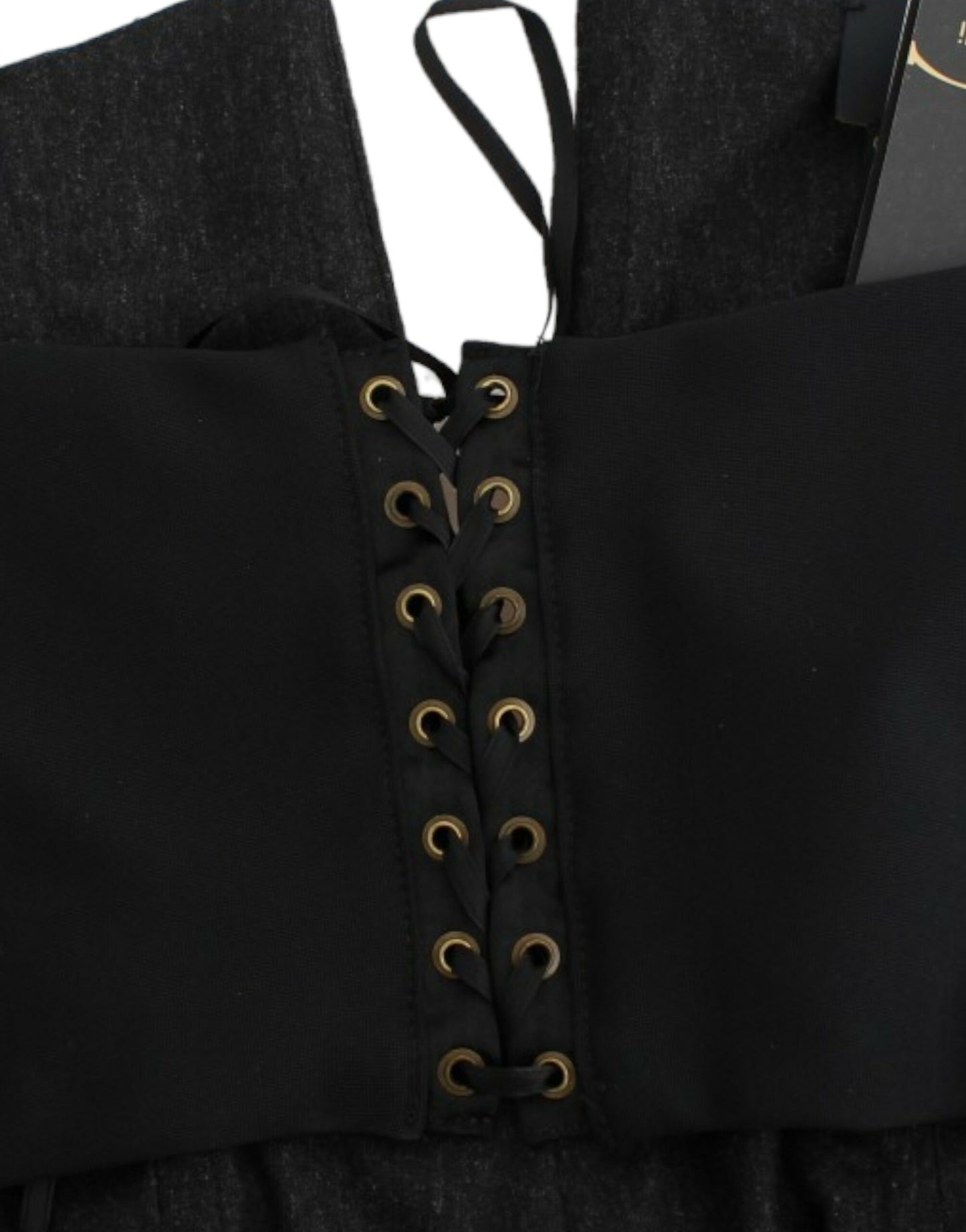 Elegante vestido gris sin tirantes con detalles dorados