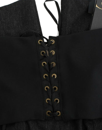 Elegante vestido gris sin tirantes con detalles dorados