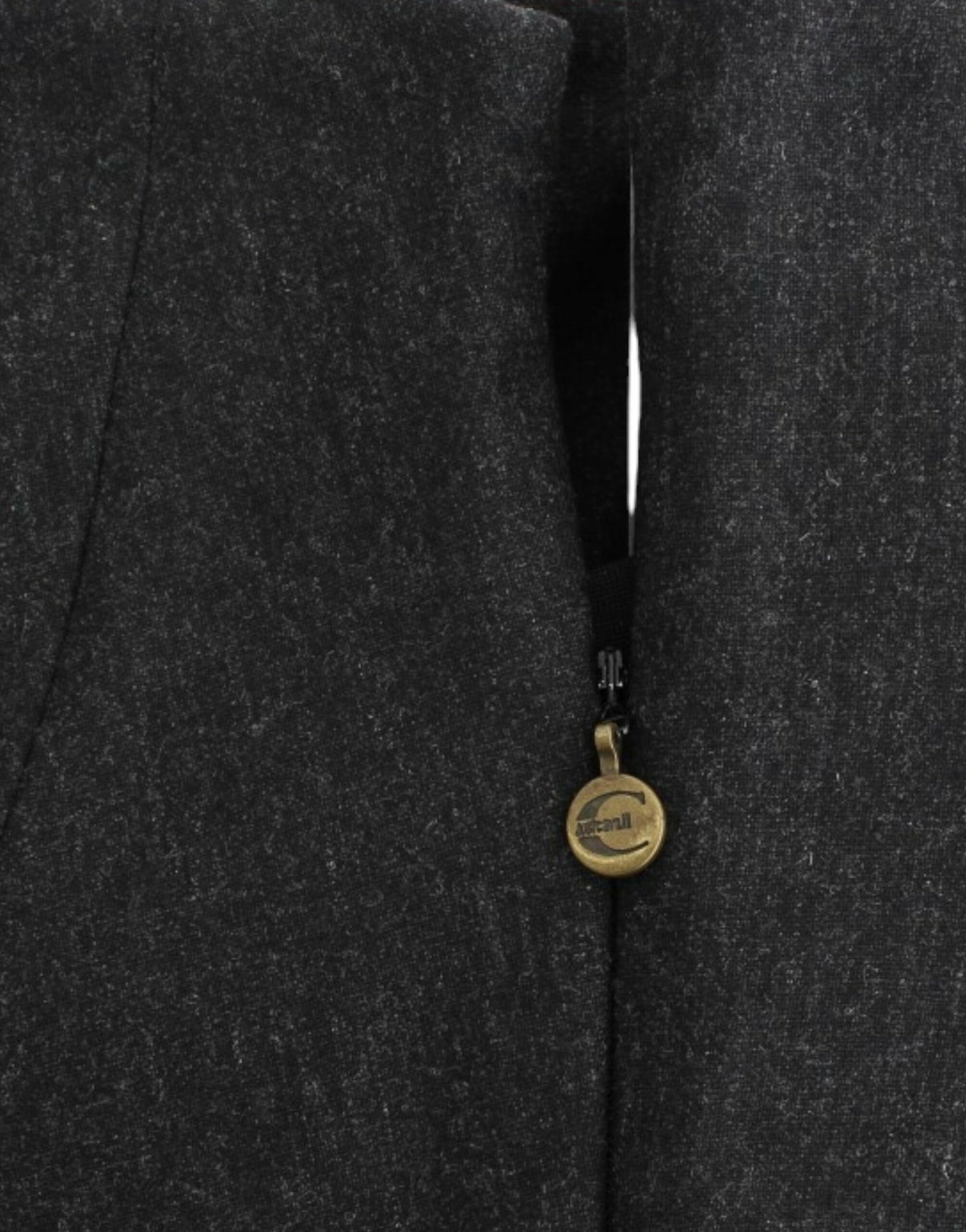 Elegante vestido gris sin tirantes con detalles dorados